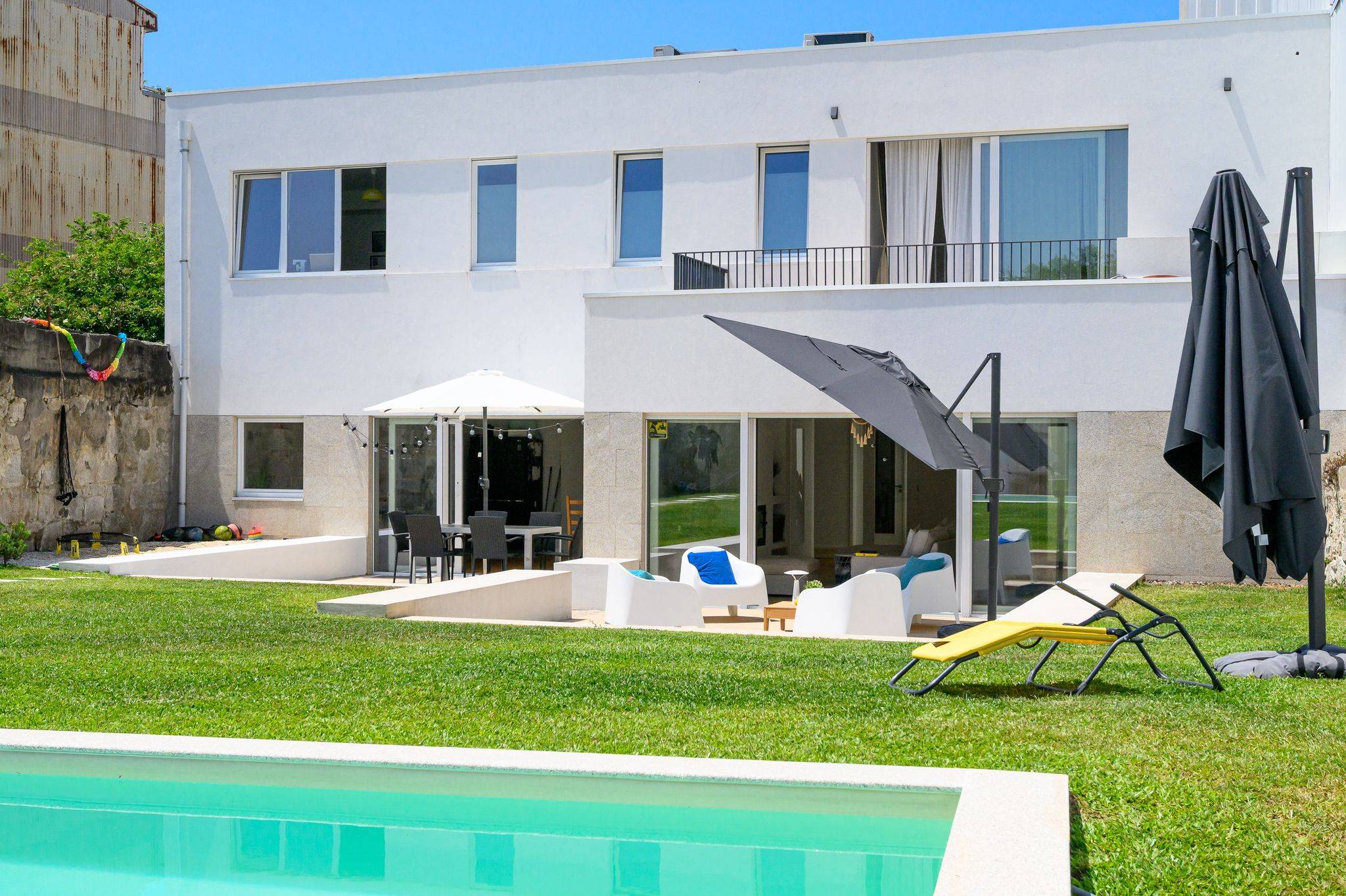 Moradia T4 com Apartamento T1, piscina e jardim, em Aldoar, Porto