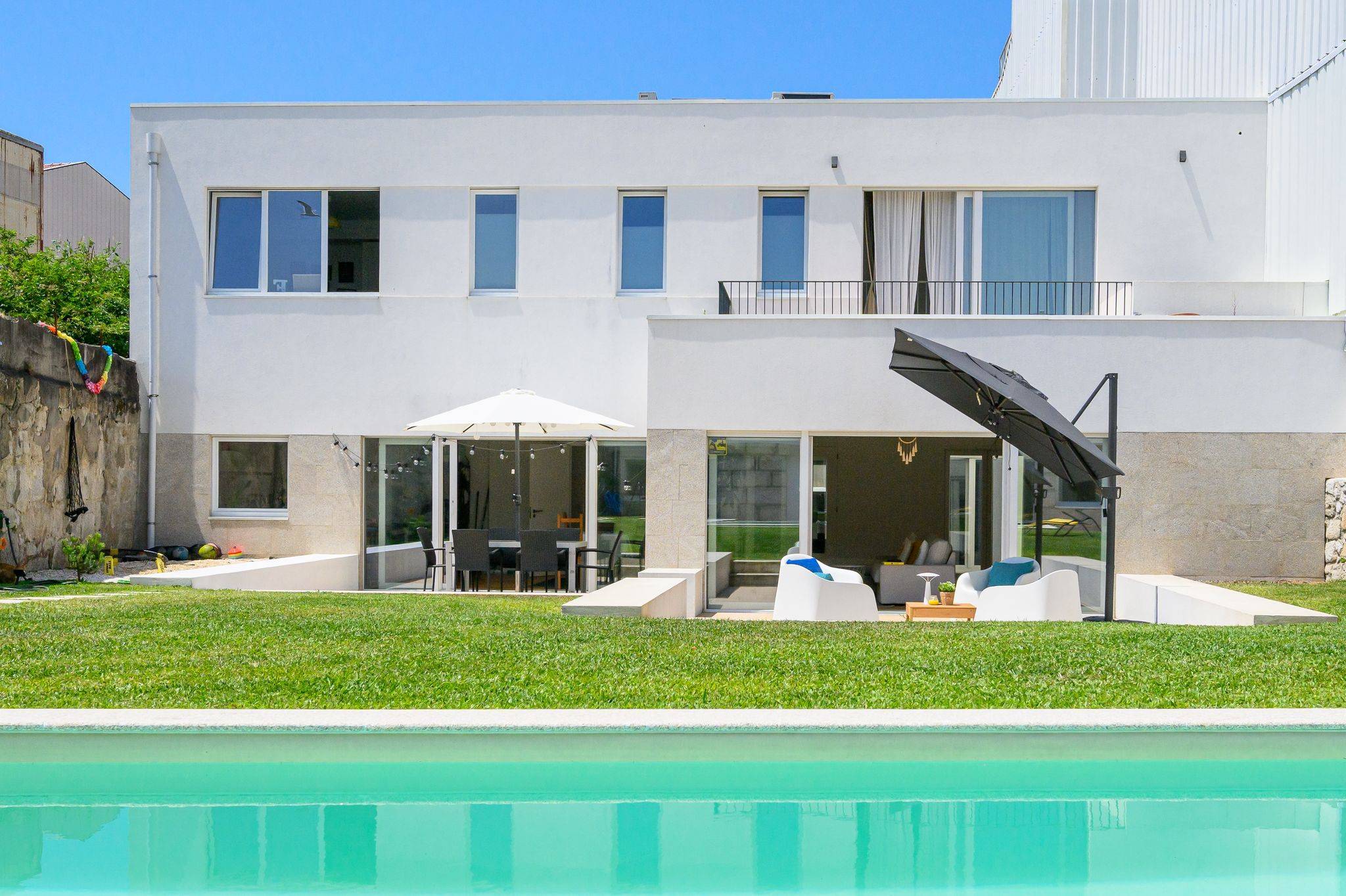 Moradia T4 com Apartamento T1, piscina e jardim, em Aldoar, Porto