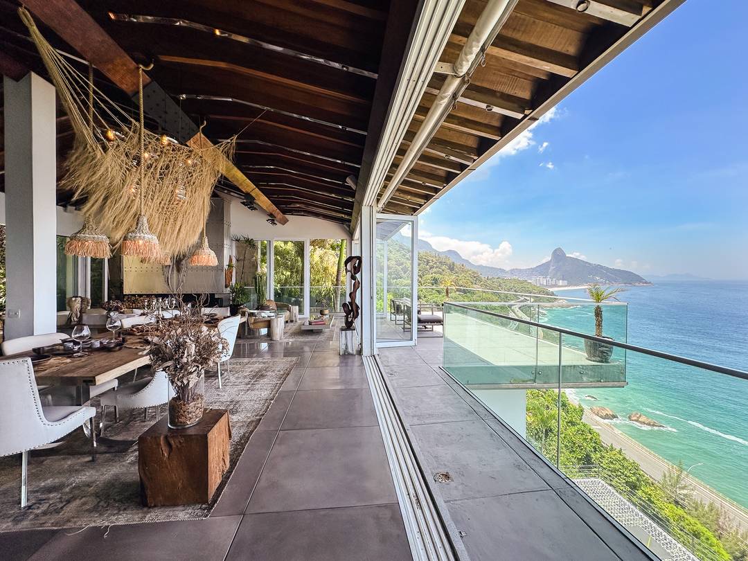 Luxury 5 bedroom villa with ocean views in Joa.