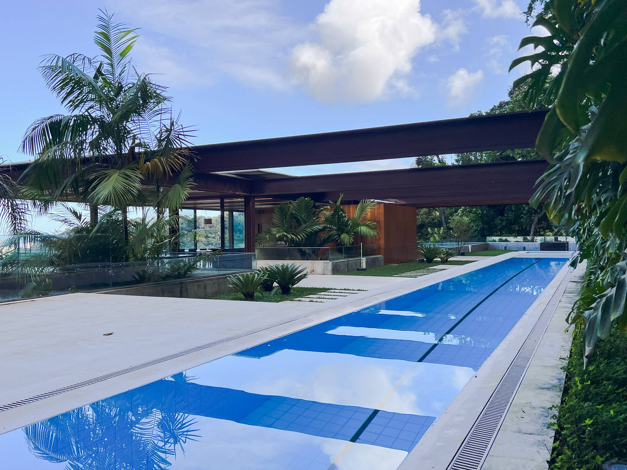 Exceptional contemporary 4 bedroom villa in gated community in Jardim Botanico