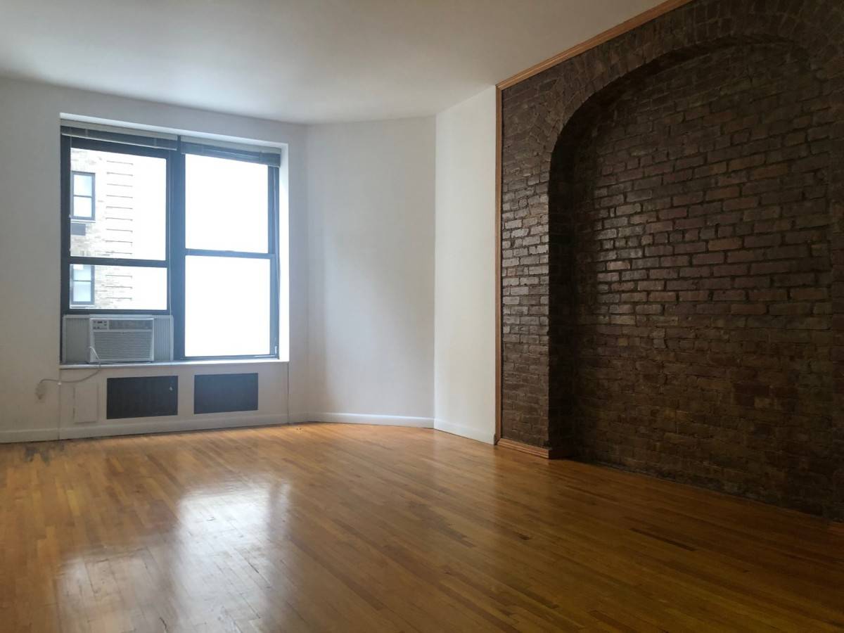 Charming Midtown West Studio, Renovated, Elevator Building