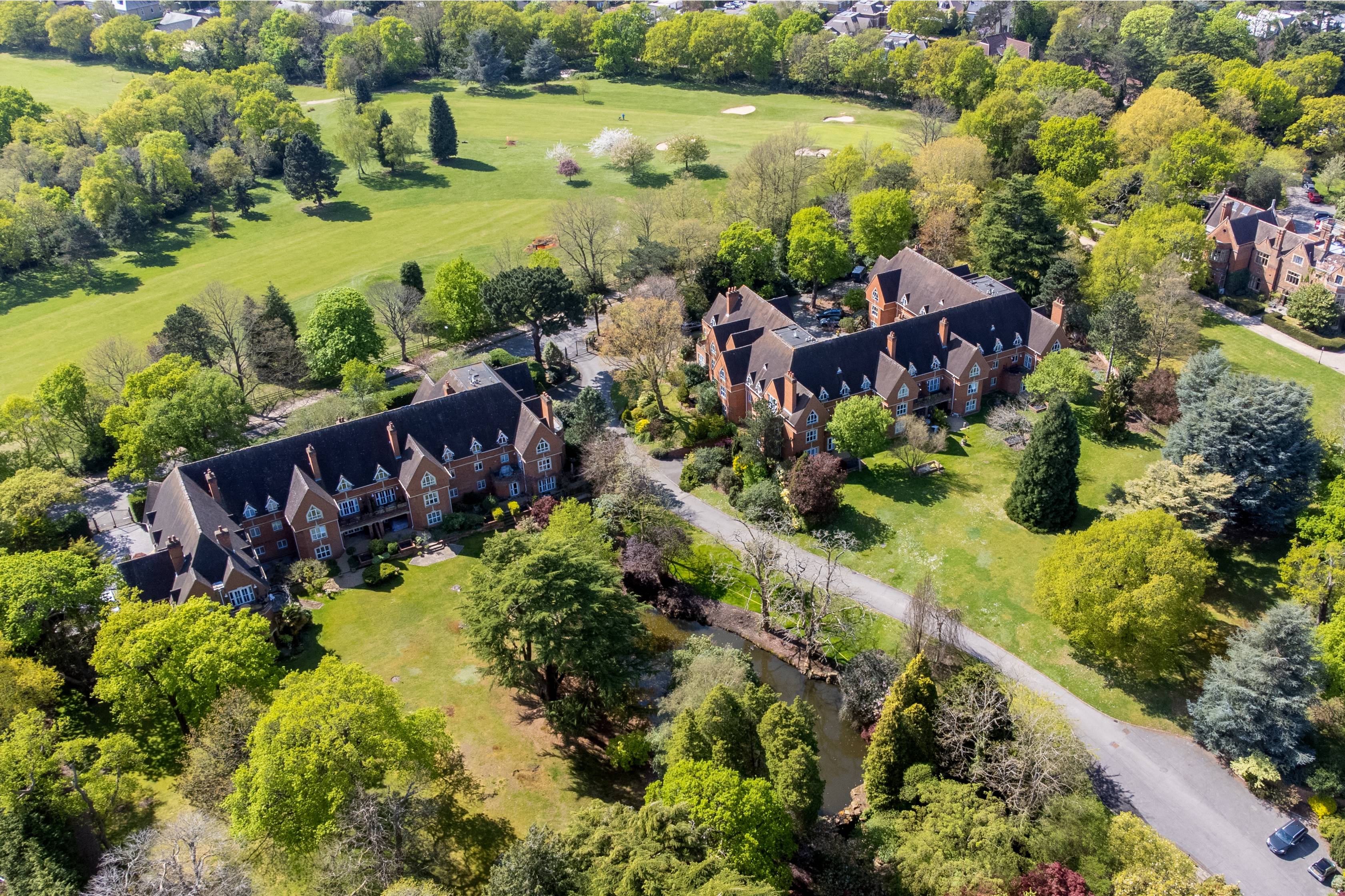 Tranquil 3 Bedroom Apartment, The Water Gardens, Coombe Estate