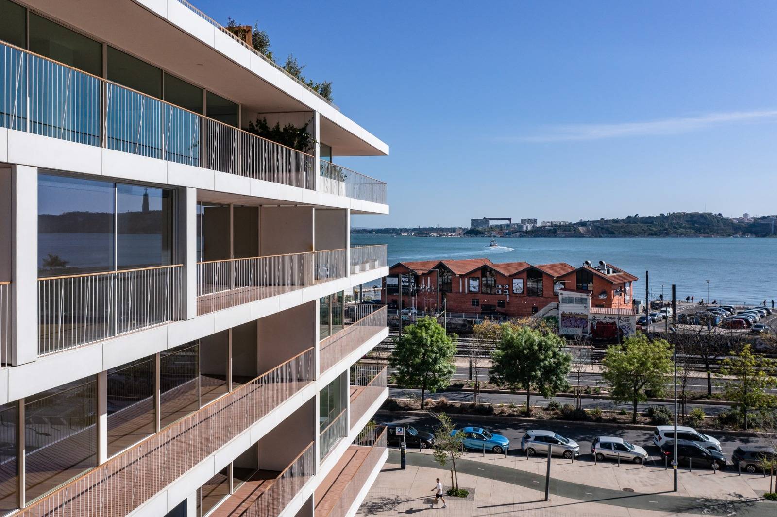 BRAND NEW RIVERFRONT 3 BEDROOM APARTMENT