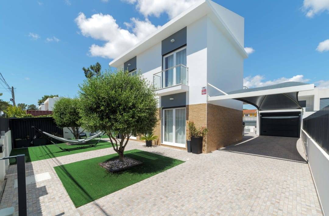 3+1 Bedroom Villa in Aroeira with Private Garden