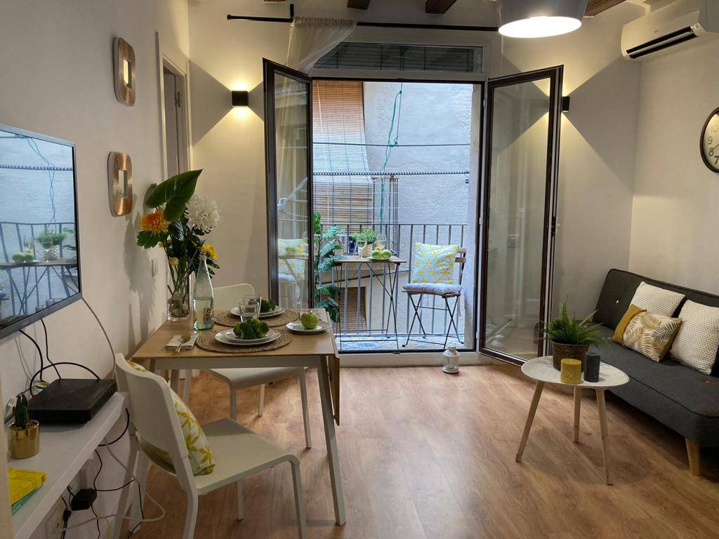 Refurbished flat next to Ramblas and Boquería