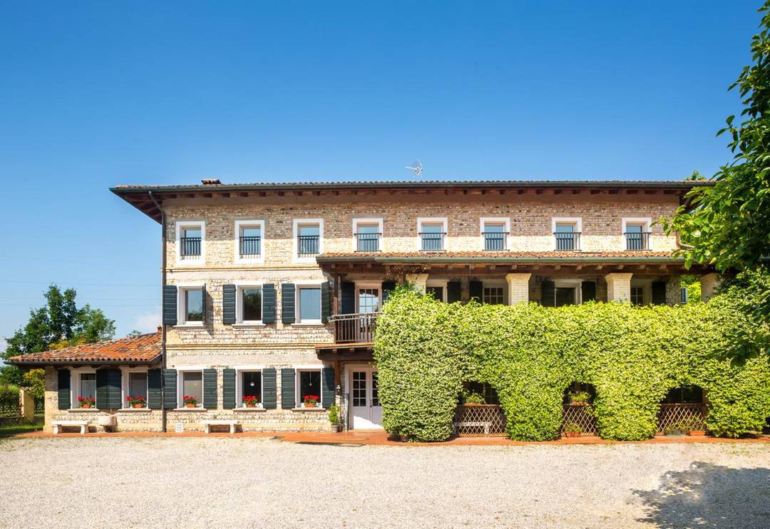 ECO-FRIENDLY MANSION IN GORGEOUS LOCATION