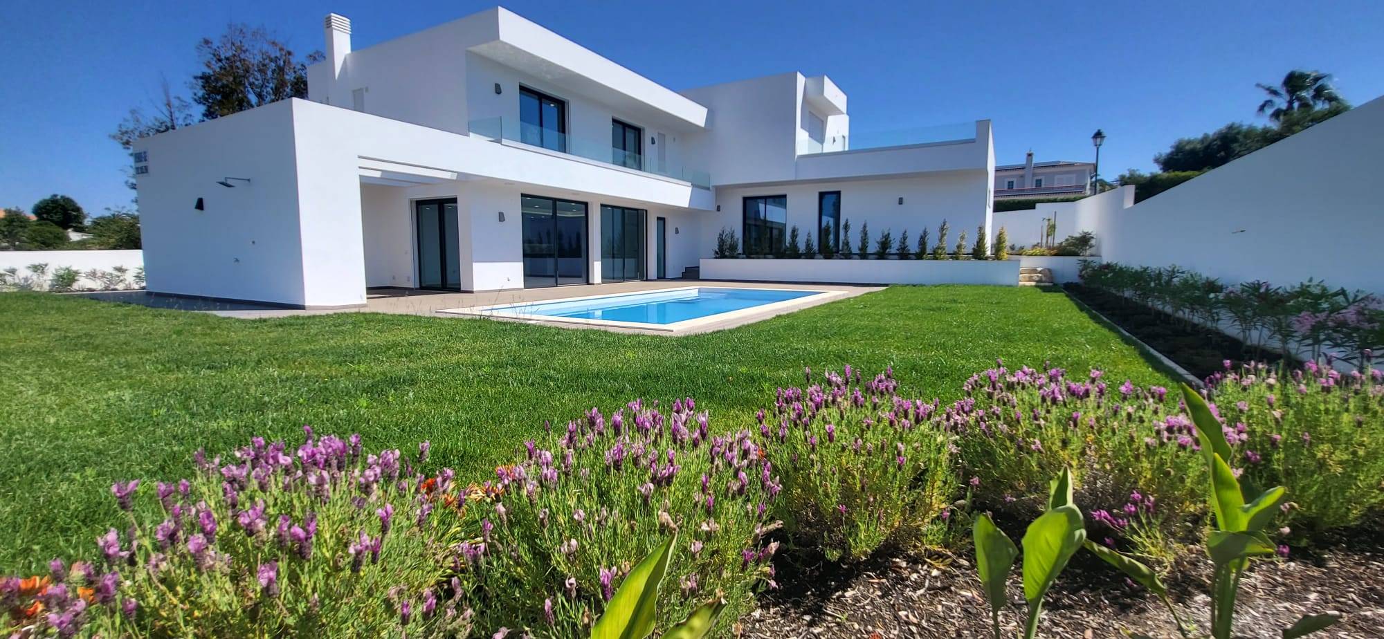 Luxurious New Build in Lagos: Modern Living Near Porto de Mós Beach
