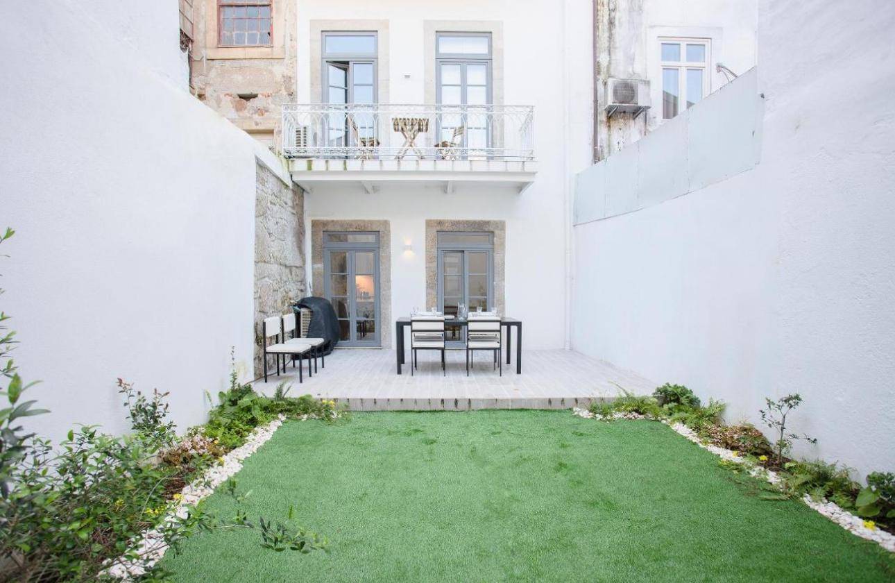 Exclusive 1 Bedroom Apartment with A.L. License and private garden in the heart of Porto city, Portugal