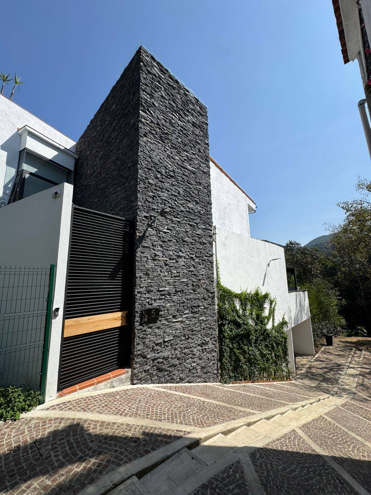 Beautiful house in in comercial area