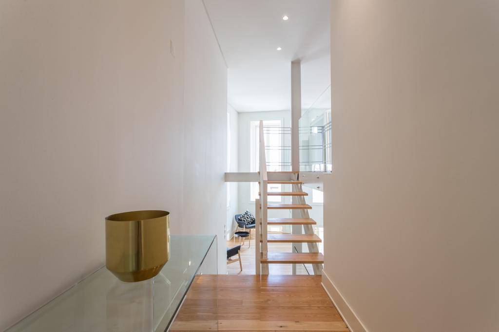 Beautiful 2 BDR Triplex with Parking in Sé, Alfama