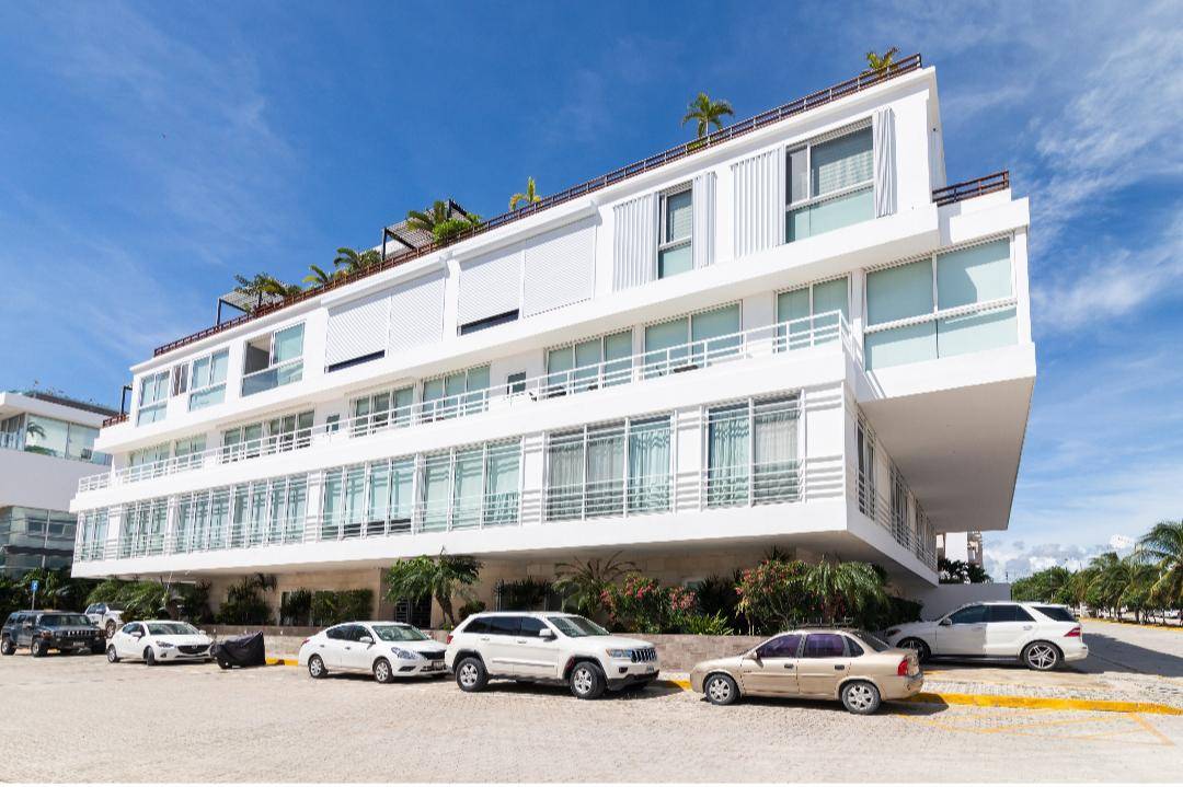 SPACIOUS  2 BEDROOMS APARTMENT NEAR THE BEACH IN PLAYA DEL CARMEN