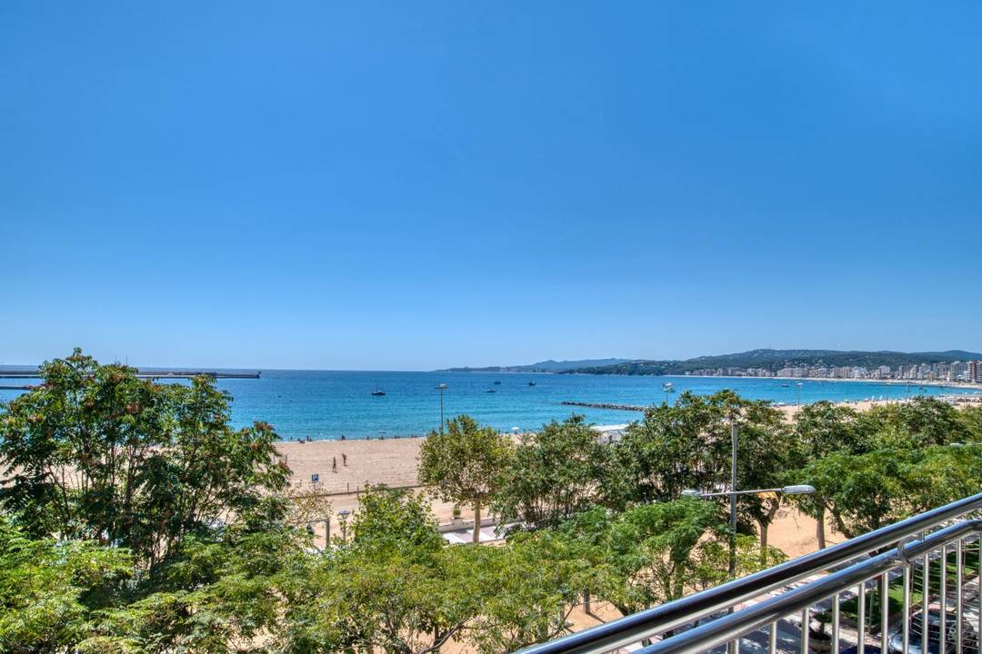 Exclusive beachfront apartment with 4 master suites