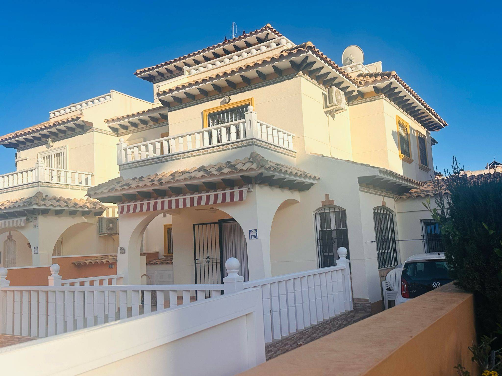 Sunny 2 bed quad house with a large plot in Lomas de Campoamor.