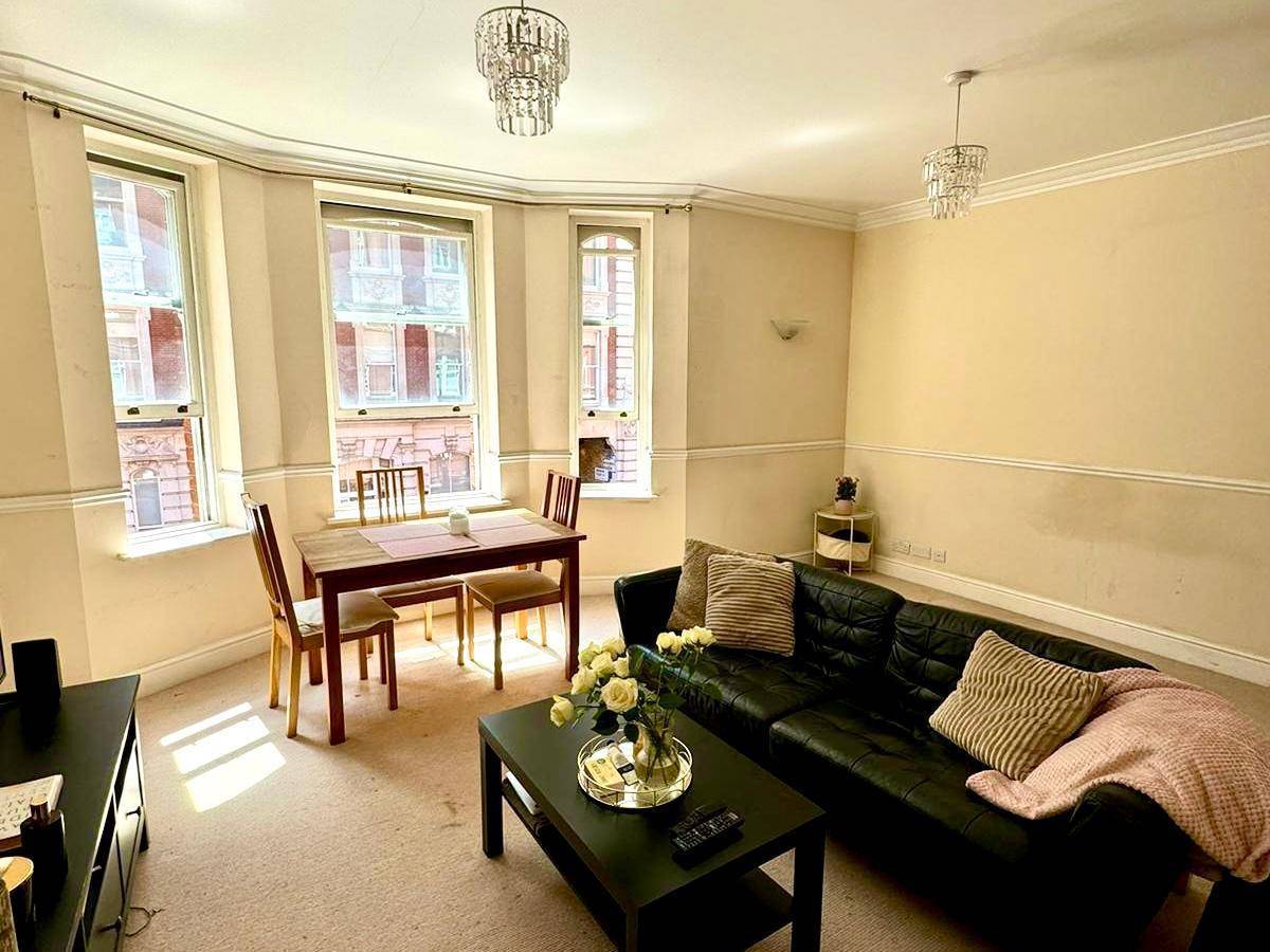 A well presented 2 bed 2 bath apartment on the first floor in a charming period mansion block in the heart of Fitzrovia, W1T