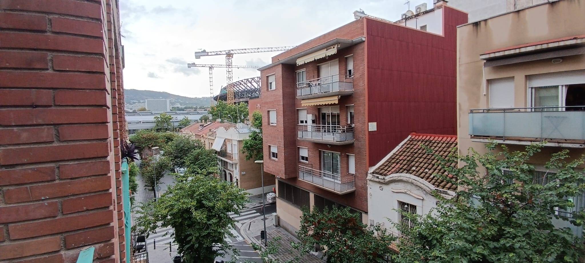 Espacioso piso exterior en Les Corts, ideal para entrar a vivir en una ubicación privilegiada