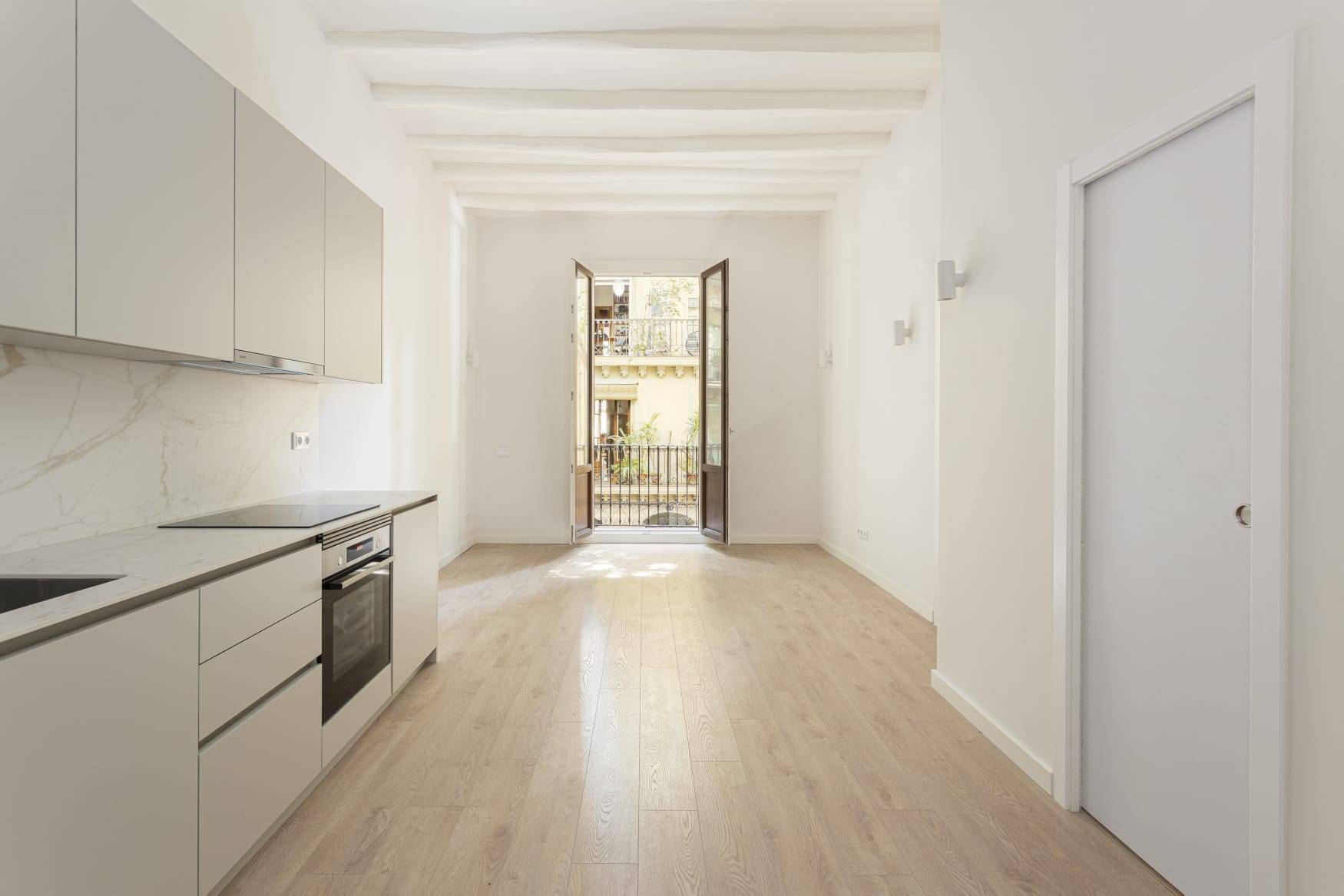 Live Smart in Poble Sec - Renovated Flat with Balcony