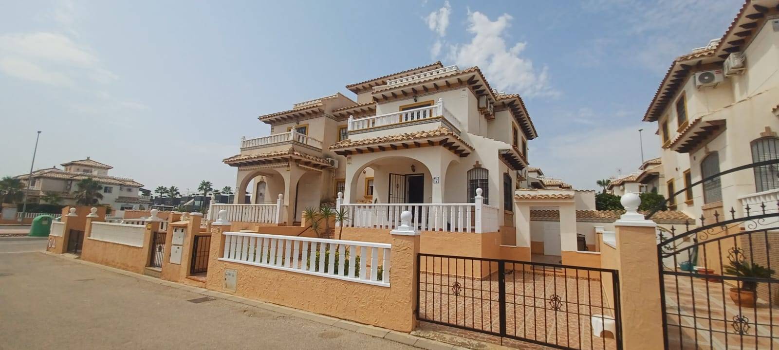 Spacious Corner Townhouse with Private Plot, Solarium, Pool and Sea Views in Lomas de Cabo Roig