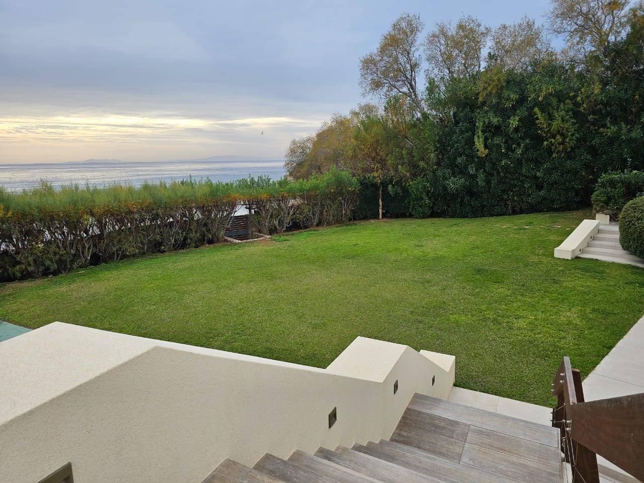 PIETRA NERA VILLA: Beachfront Villa in Mavro Lithari, Anavissos