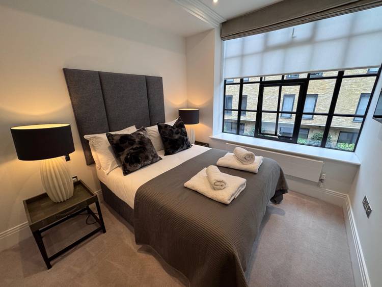 Modern 2 Bedroom Riverside Apartment Fulham W6