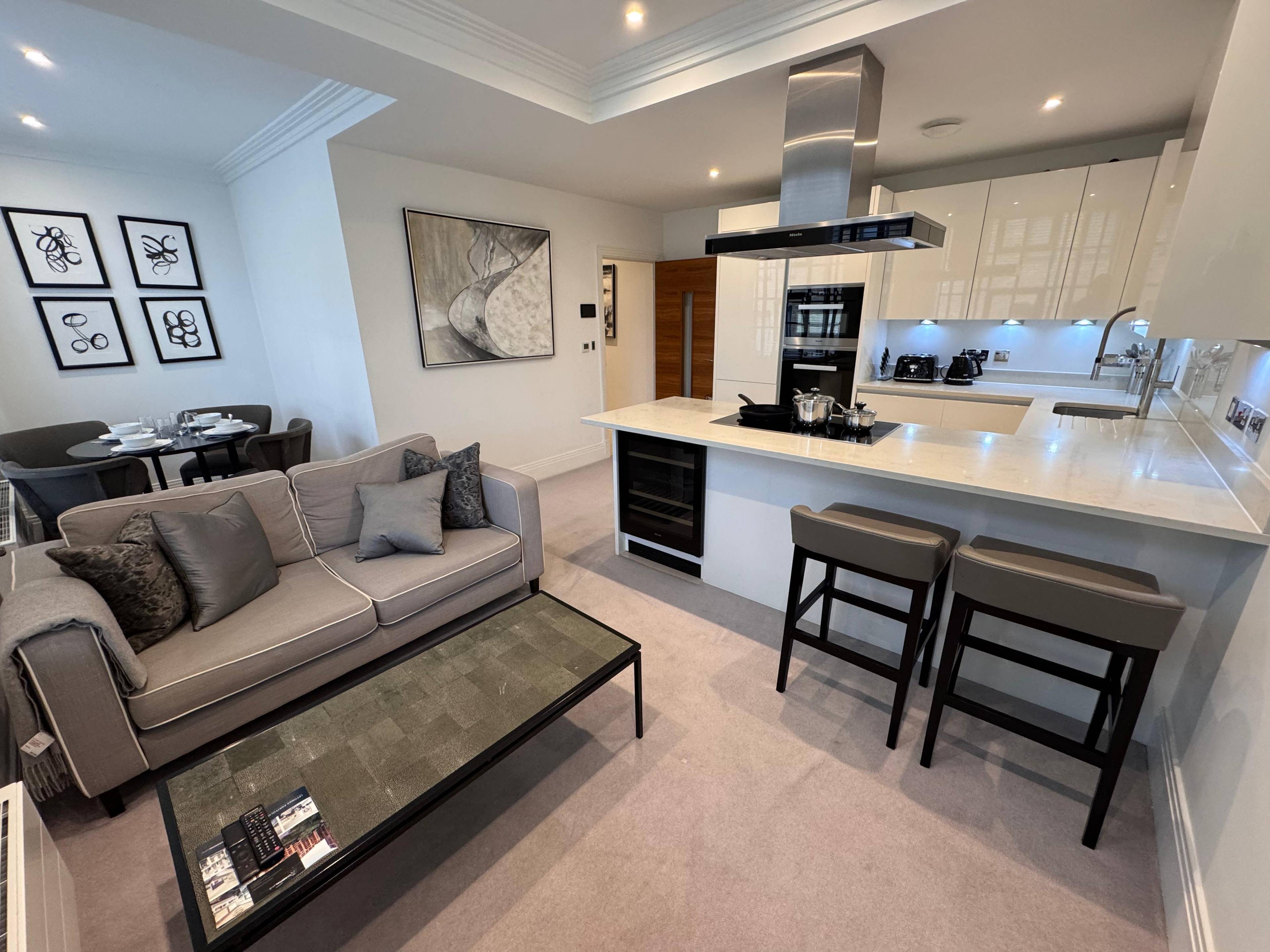Modern 2 Bedroom Riverside Apartment Fulham W6