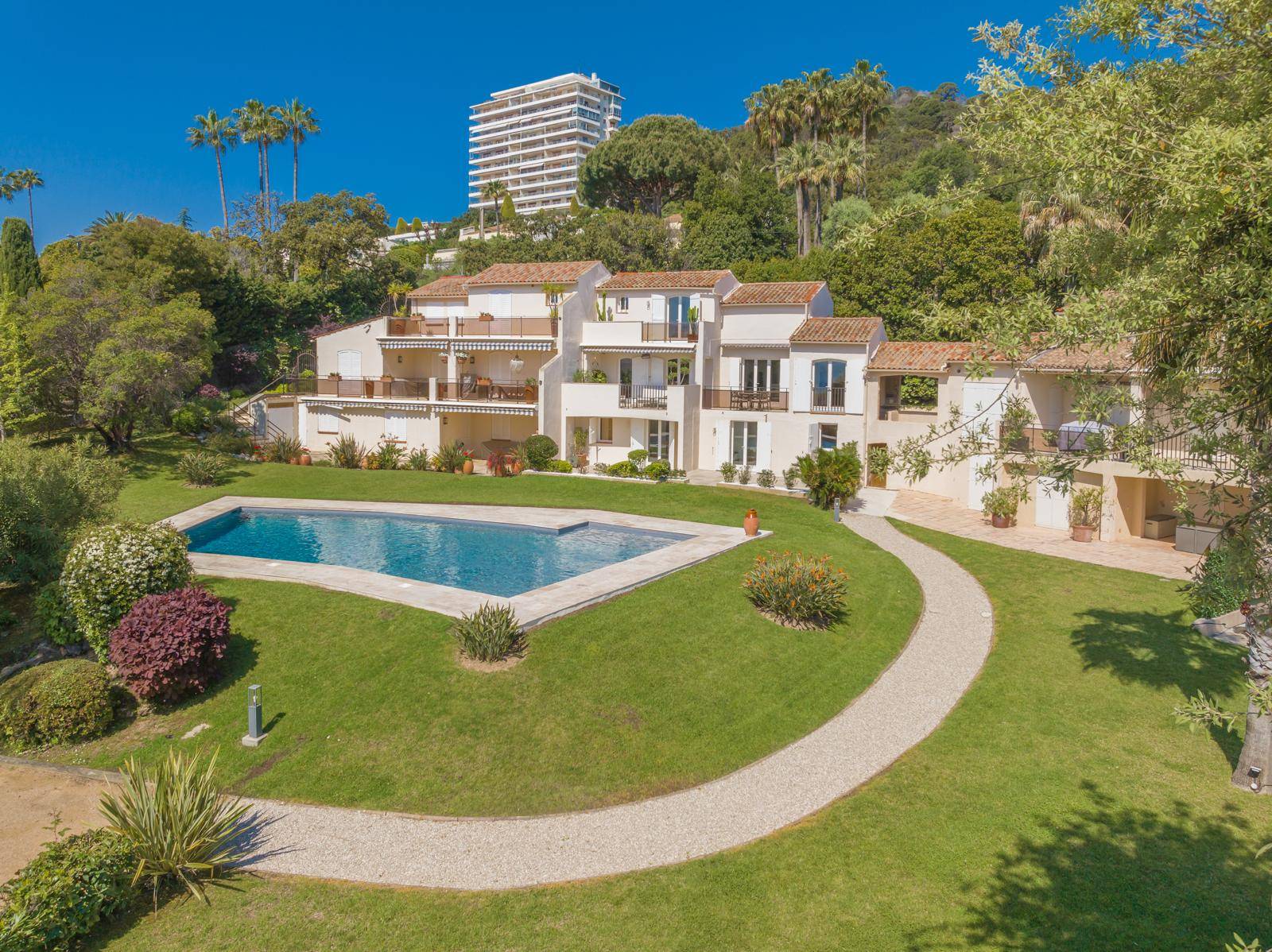 Contemporary Villa in Secure Domain with Pool – Cannes Eden