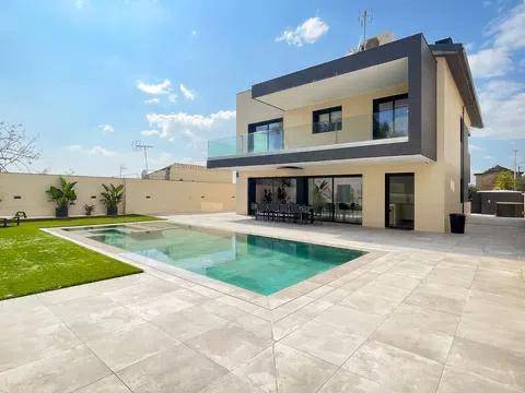 Exclusive Detached Residence with Pool in Santa Coloma de Gramenet, Barcelona