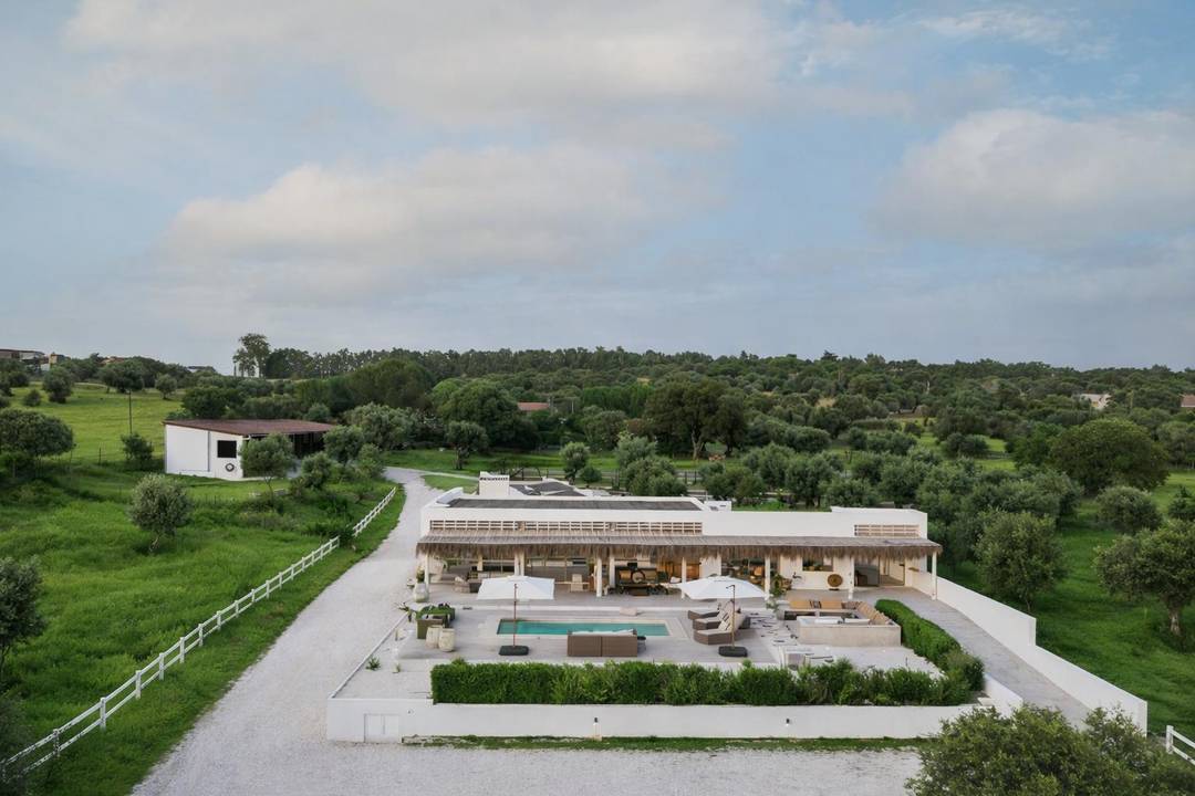 Equestrian Retreat  | 3 Suites | Pool | Stables | Paddocks | Castle Views | 1.15h To Lisbon
