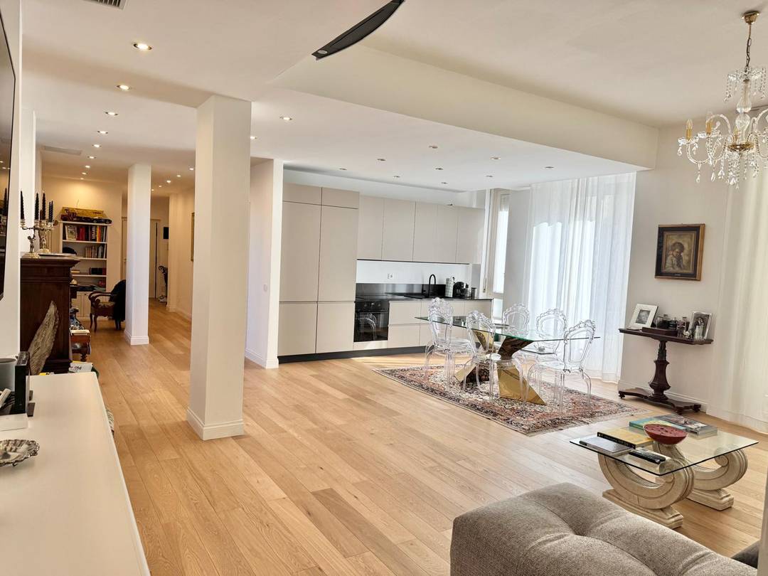 Prestigious multi-room apartment in Milan
