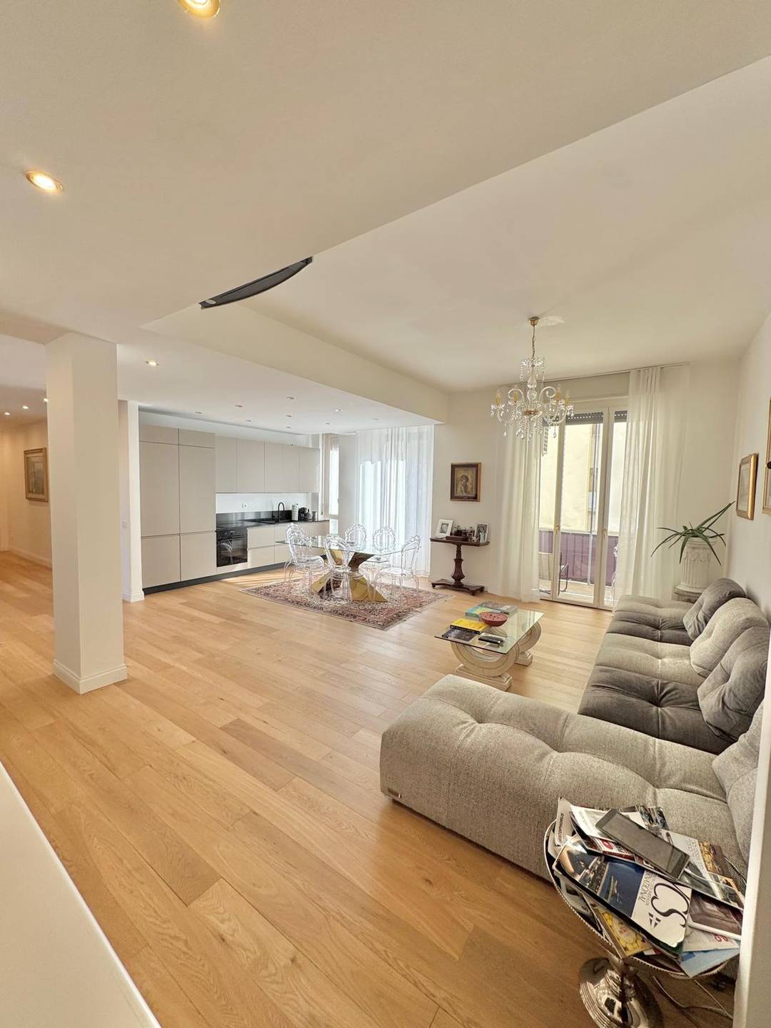 Prestigious multi-room apartment in Milan