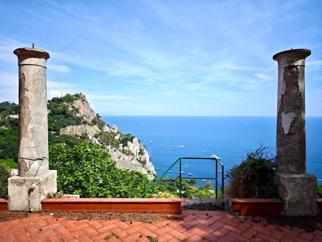 Prestigious Detached Villa to Renovate with Pool and Private Garden in the Heart of Capri nel Cuore di Capri