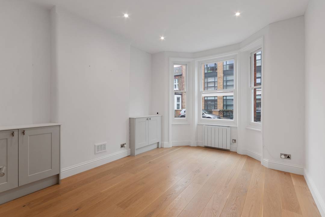 Newly Refurbished One-Bedroom Mansion Flat in Munster Village, Fulham SW6 | High Ceilings & Shared Terrace