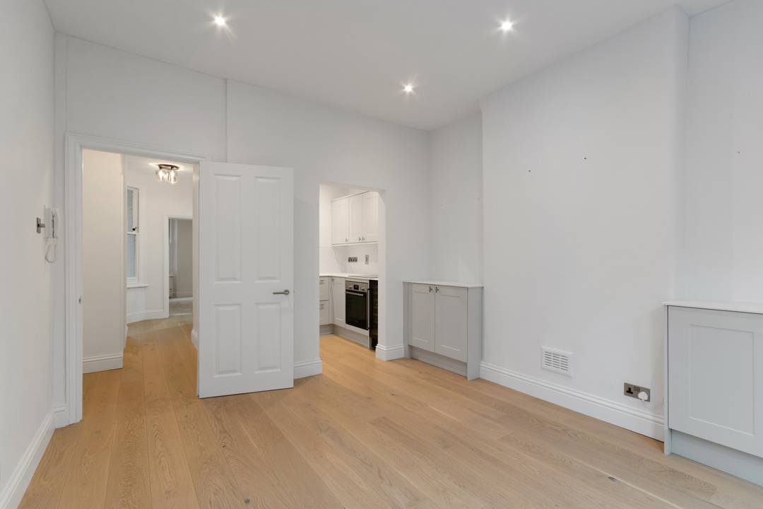 Newly Refurbished One-Bedroom Mansion Flat in Munster Village, Fulham SW6 | High Ceilings & Shared Terrace