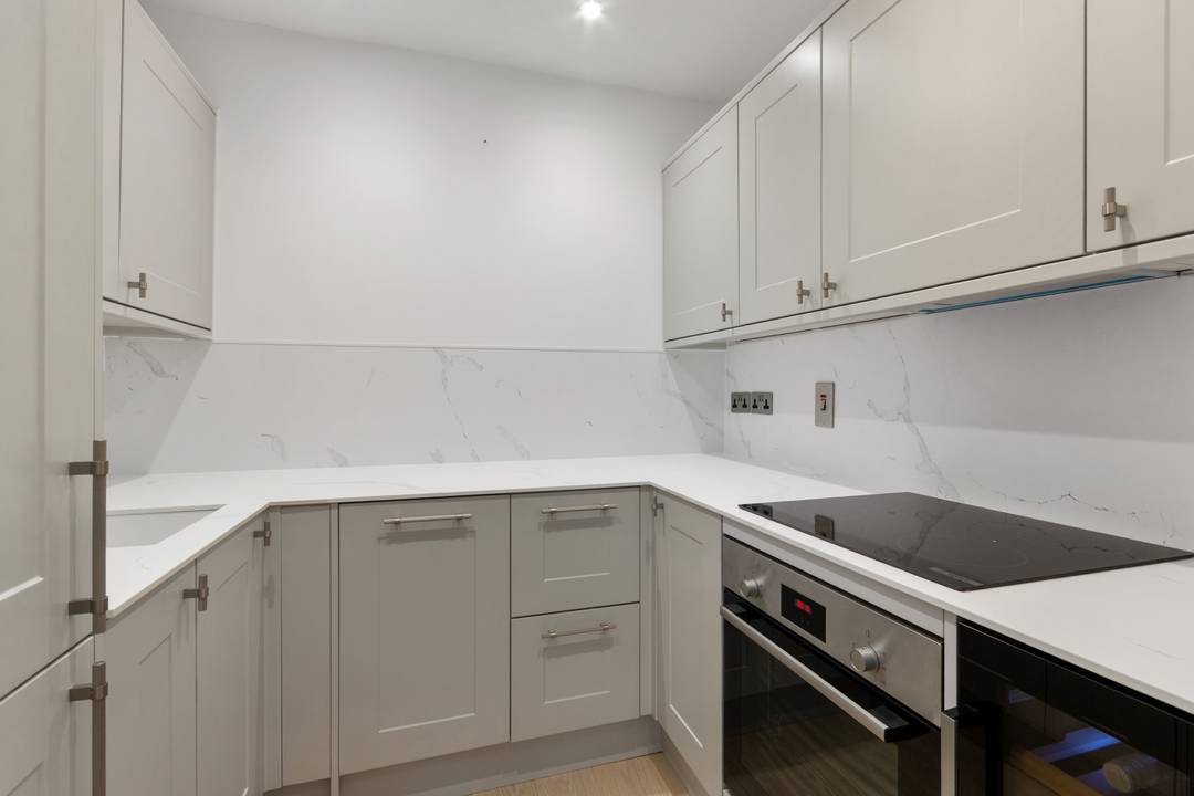 Newly Refurbished One-Bedroom Mansion Flat in Munster Village, Fulham SW6 | High Ceilings & Shared Terrace