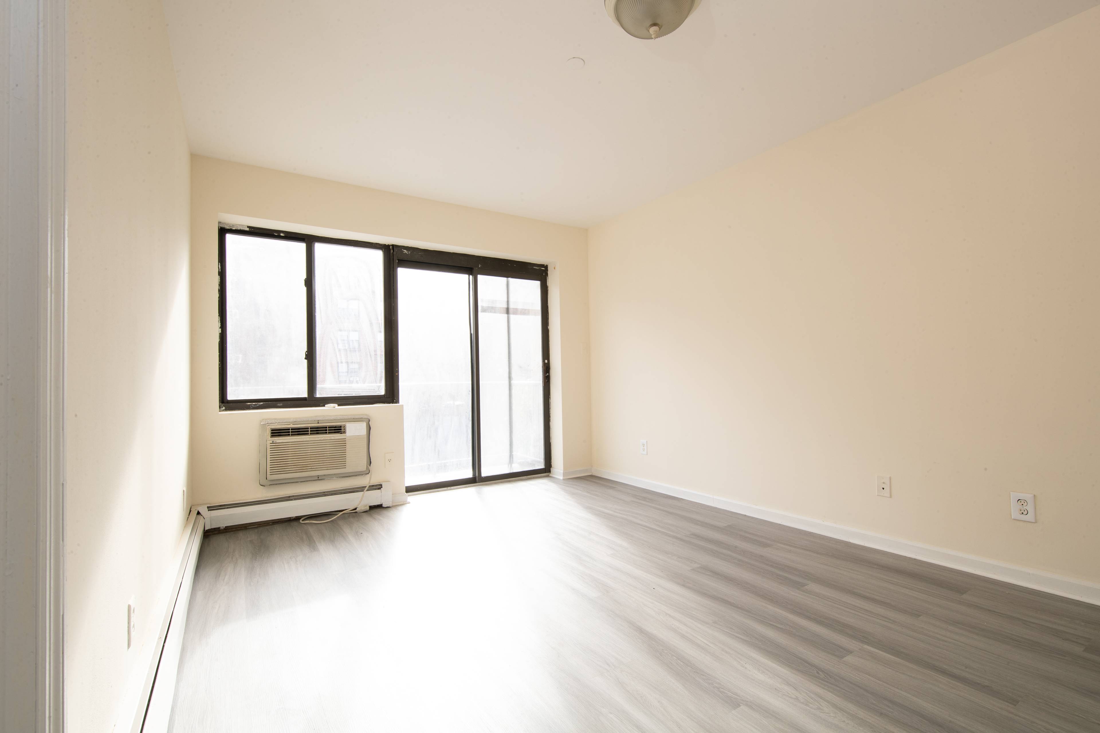 Modernly styled Flushing 2 Bedrooms and 1.5 Bath Condo at Prime location!