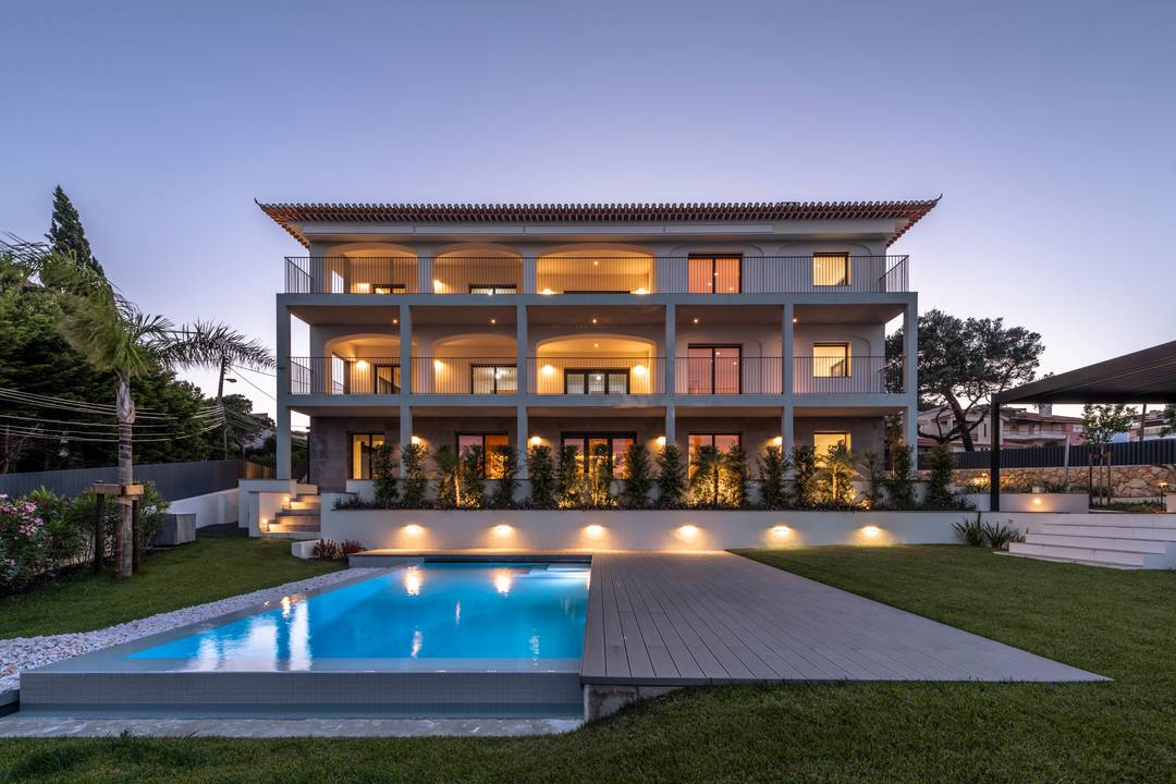 Monte Estoril | 343 sqm | 3 Bedrooms | Terrace | Shared Pool | 2 Parking | Exclusive Condominium