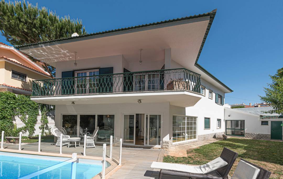 Charming 6-Bedroom Home in Junqueiro, Parede