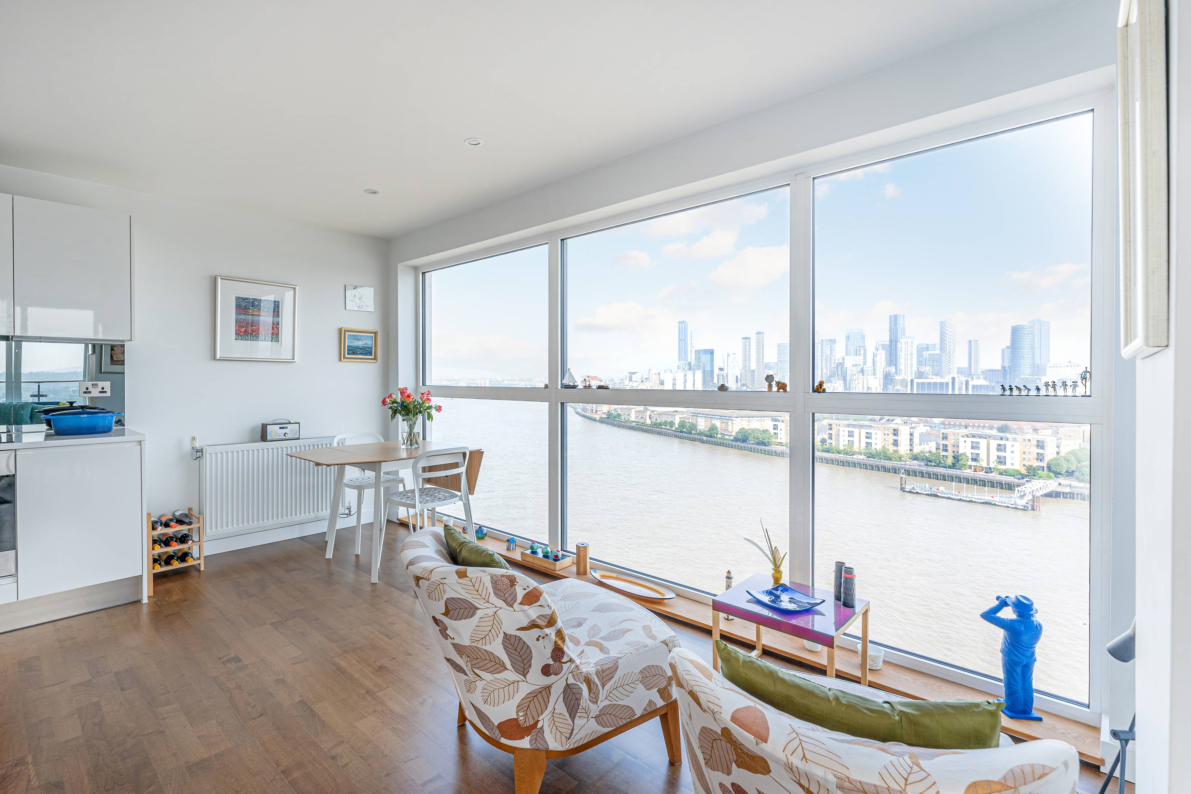 Stunning 2-Bed, 2-Bath Modern Flat with Unrivaled Views: 15th-Floor Waterfront Oasis Overlooking the River Thames and Canary Wharf. Features Open-Plan Kitchen, Spacious Family Bathroom, and Abundant Natural Light.