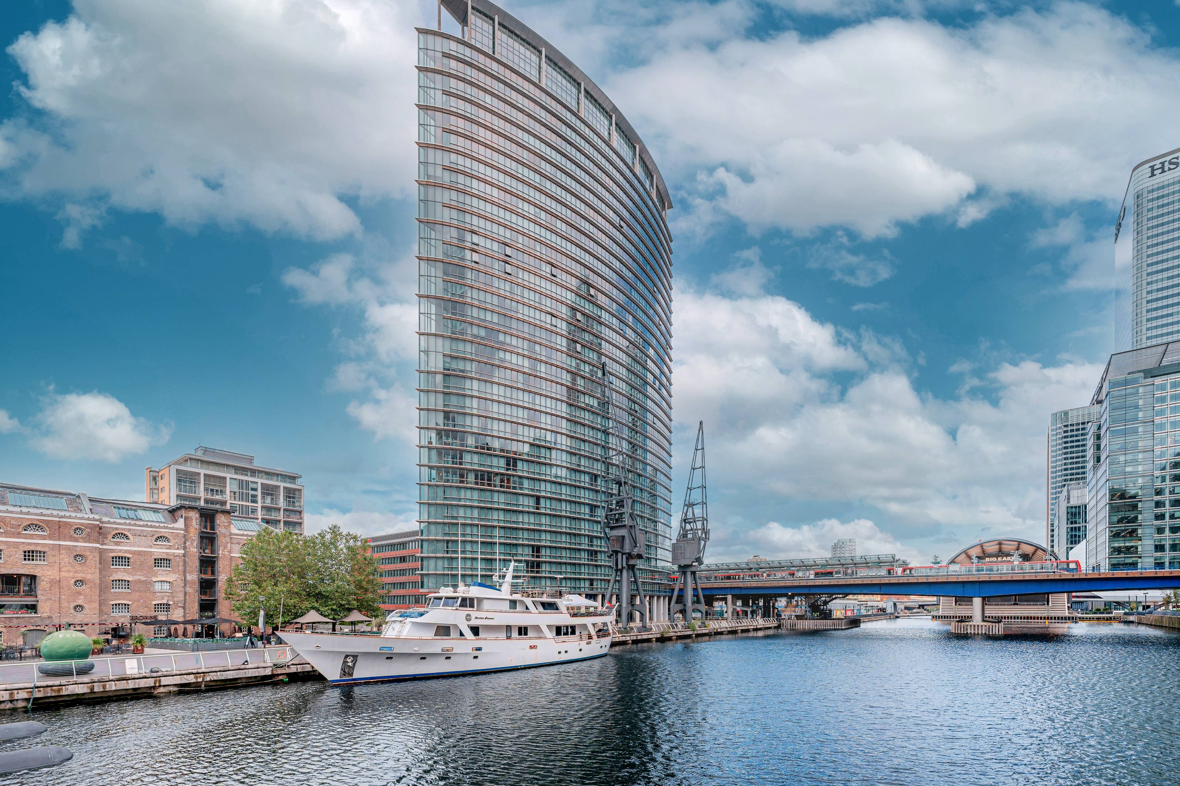 2 double bedrooms - 3 bathroom - parking - EWS1 certified and overlooking the Canal - what more do you want?