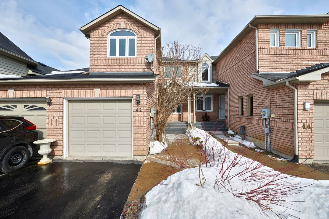 3 Bedroom Townhome Located In Sought After Southwest Barrie Neighbourhood