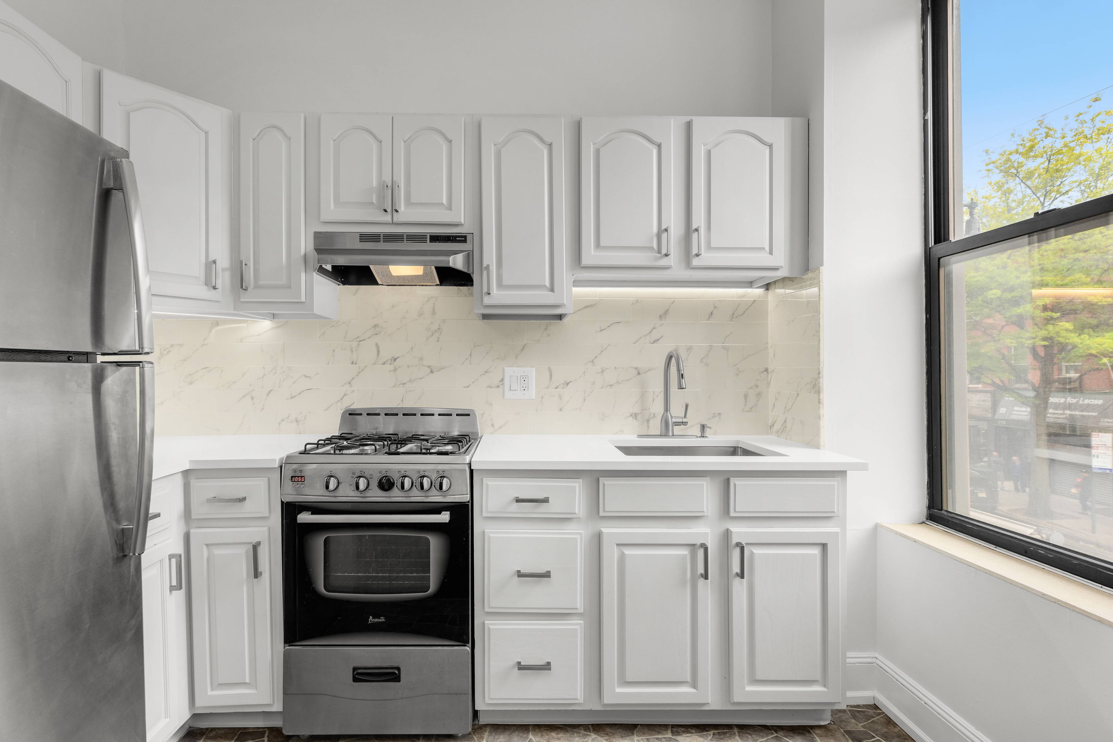 prime Park Slope one bedroom w bonus room - renovation brand new custom kitchen - resealed wood flooring - historic build - new home fresh feeling