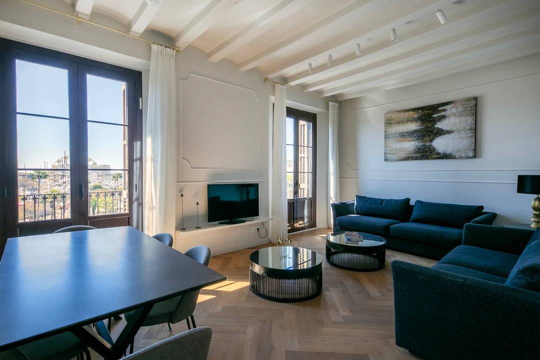 Elegant Two-Bedroom En-Suite Apartment with Unique Balcony Views in Passeig Isabel II