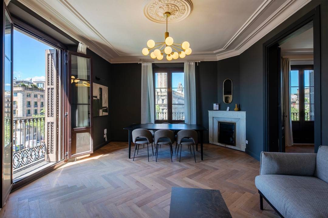 Prime Refurbished Residence with Three Balconies in Passeig Isabel II