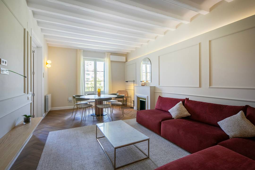 Stunning Renovated Apartment for Sale in Prime Barcelona Location