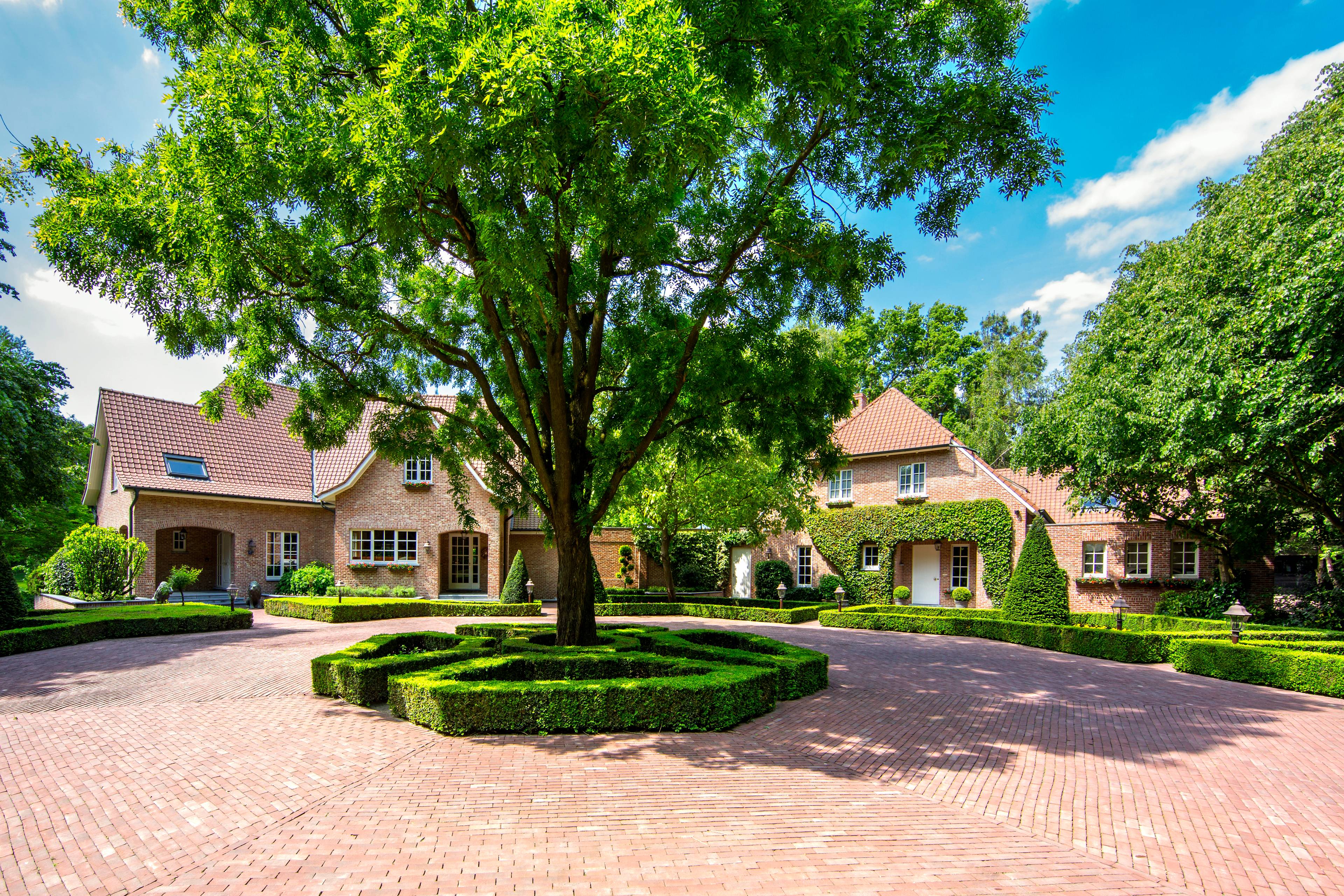 Unique estate with its own 9-hole golf course and unparalleled luxury