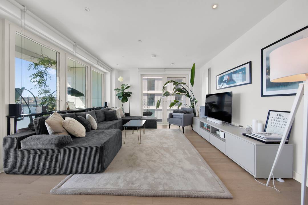 Stunning Riverside Residence | Three Bedrooms | Floor-to-Ceiling Thames Views | Royal Wharf