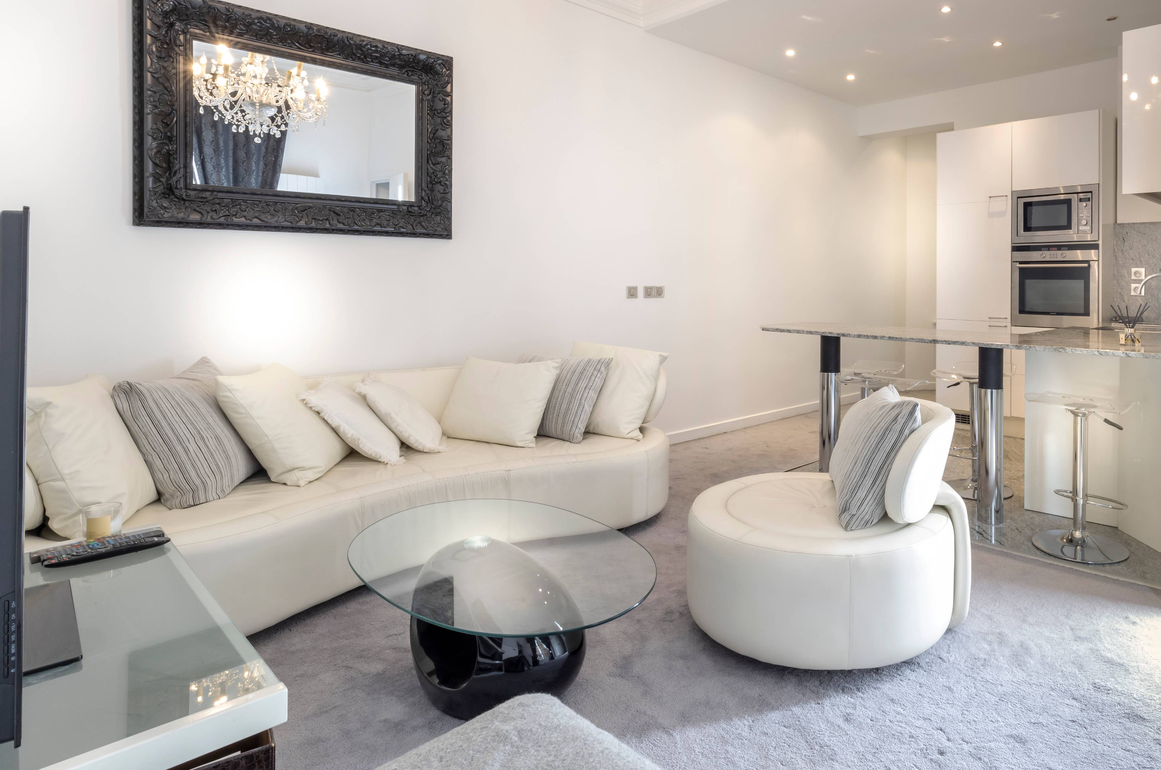 Luxury Parisian 1 bedroom apartment by Avenue Des Champs Elysees