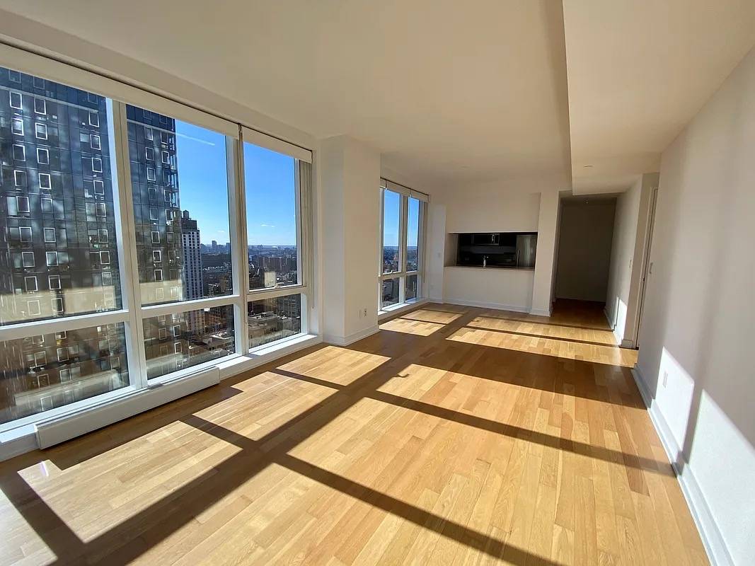 CORNER 2 BEDROOM/2 BATHROOM APARTMENT IN A LUXURIOUS MIDTOWN BUILDING WITH SOUTHEAST EXPOSURE
