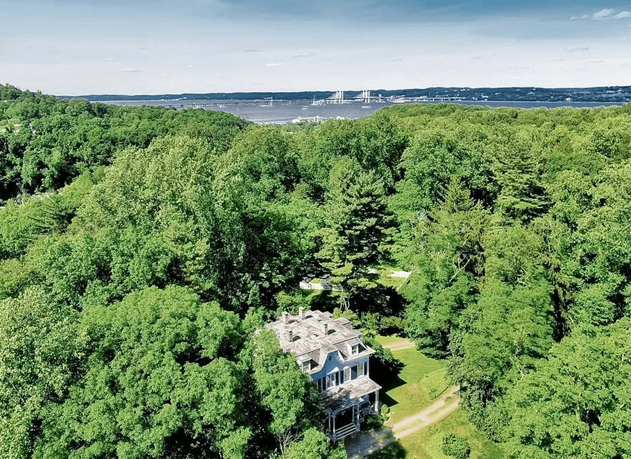 New York Suburbs | 30 min from NYC | 7.3 Acres | Gated | 6BR 3.5BA | Pool and Barn