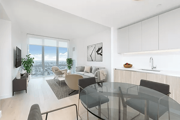 Long Island City 1-Bedroom Apartment with Stunning Views and Exclusive Amenities!