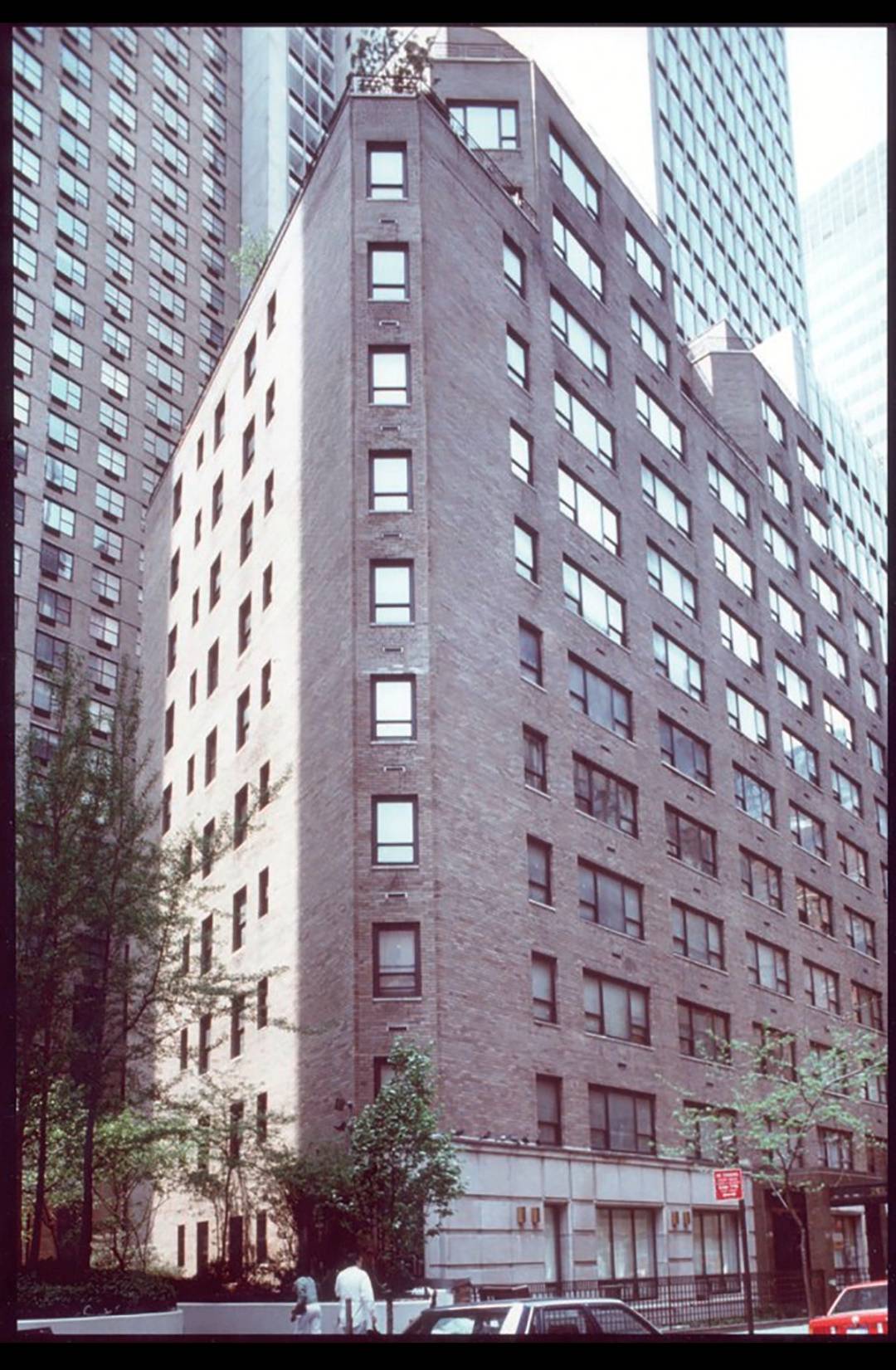 ** E. 47 Condo Large One Bed Room Full service Building